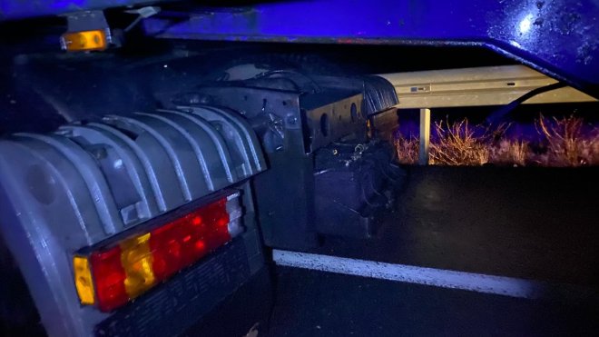 Erzincan'da balataları yanan tıra itfaiye ekipleri müdahale etti