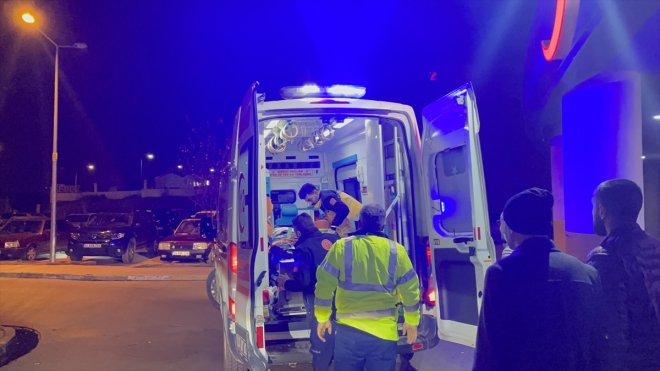 Erzincan'da kamyonetle otomobil çarpıştı, 2 kişi öldü, 7 kişi yaralandı