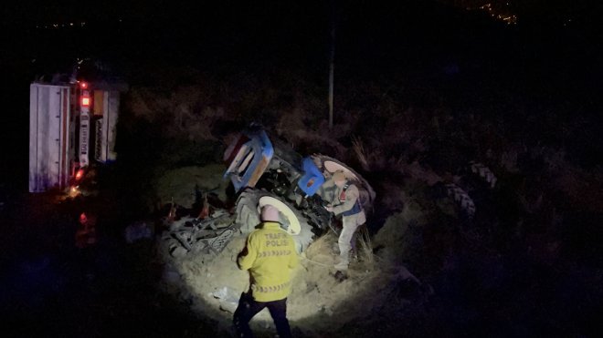 Erzincan'da tır ile traktörün çarpıştığı kazada 2 kişi yaralandı