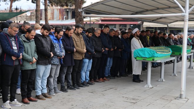 ERZİNCAN - Tribünde kalp krizi geçirerek yaşamını yitiren taraftar son yolculuğuna uğurlandı1