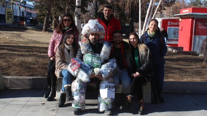 ERZURUM - Çevreci öğrenci farkındalık için bir aylık çöpünden kıyafet yapıp giydi1