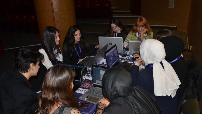 Erzurum'da üniversite öğrencileri AA'nın 'Yılın Fotoğrafları' oylamasına katıldı
