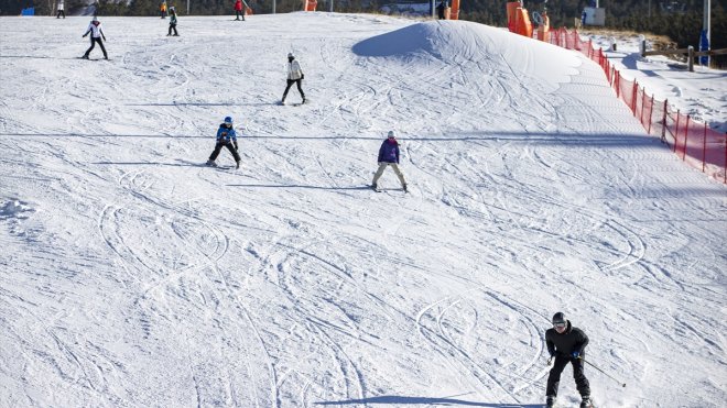 Kayak merkezlerinde kar olmayınca turistler yılbaşı için Palandöken'e yöneldi