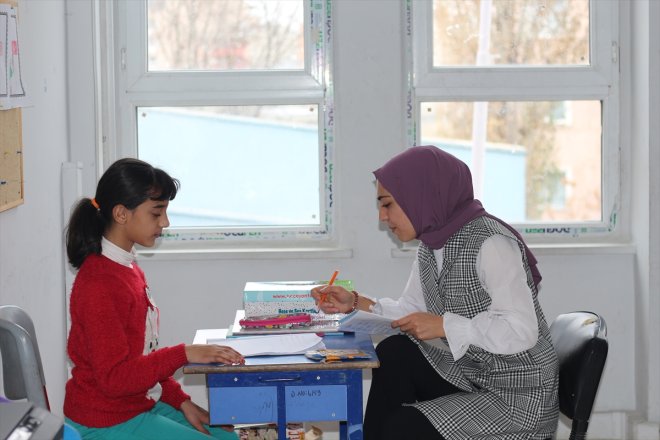 Konuşma güçlüğü çeken zihinsel engelli Melek, 15 ayda okuma yazma öğrendi