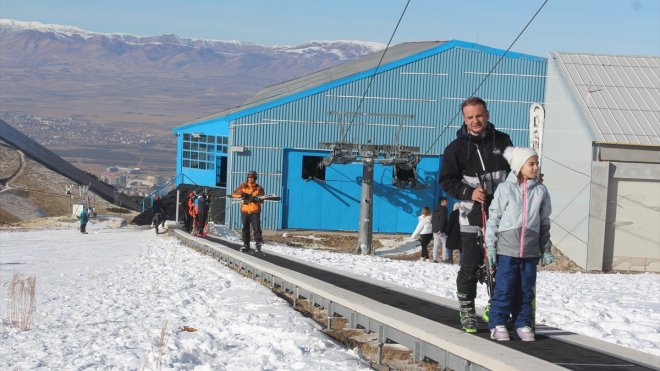 Palandöken Kayak Merkezi'nde hafta sonu yoğunluğu yaşanıyor