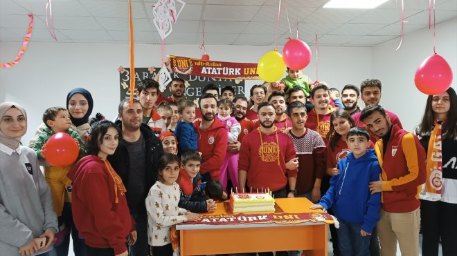 Erzurum'da taraftar grubundan özel öğrencilere pasta sürprizi