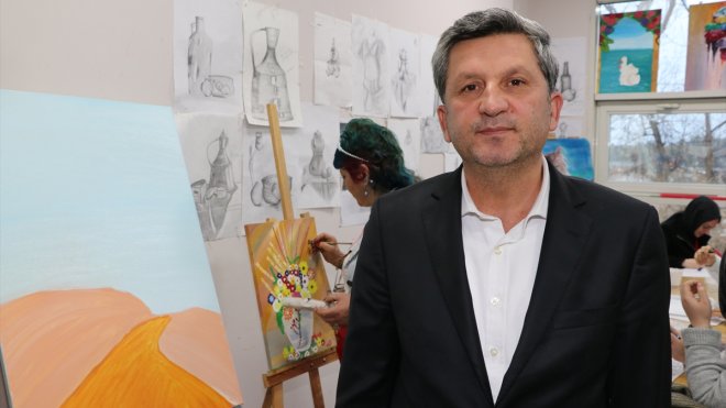 Erzurumlu 50 yaşındaki Öznur Turgut'un yaşantısı da tarzı kadar renkli