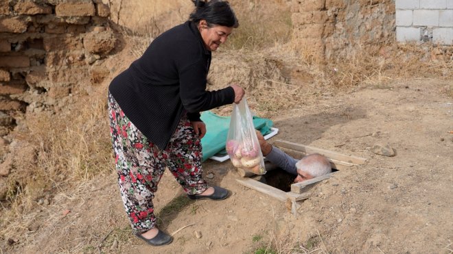 Evinin önünde kazdığı kuyuyu doğal buzdolabı olarak kullanıyor