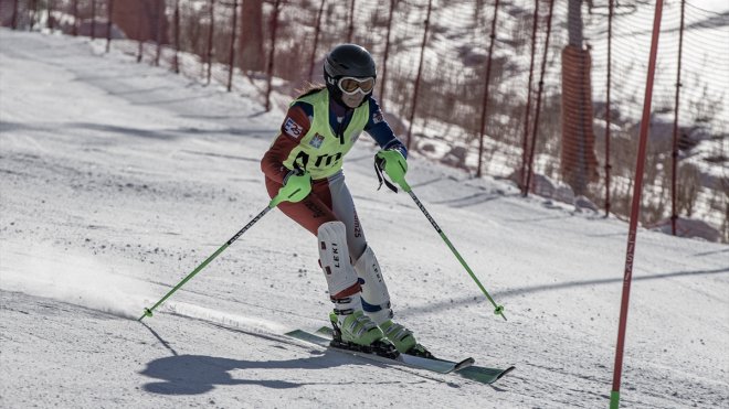 Genç kayakçılar Erzurum'da milli takıma ve EYOF'a katılmak için ter döktü