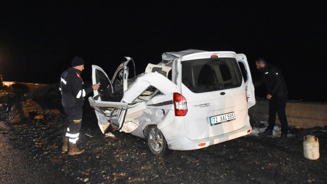 Hakkari'de dağdan kopan kaya parçalarının üzerine düştüğü araçtaki iki kişi yaralandı