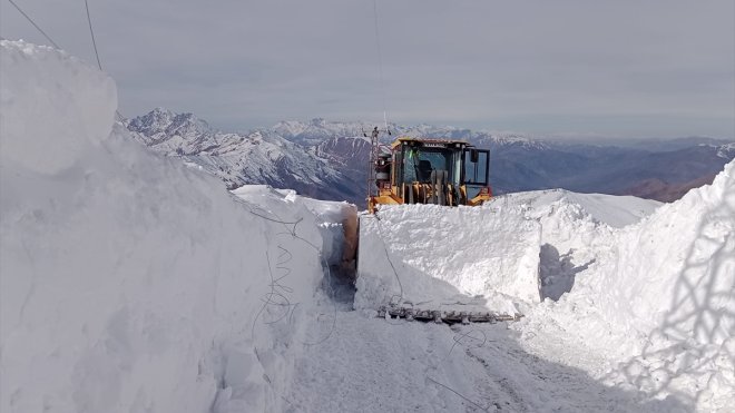 Hakkari'de kardan kapanan üs bölgesinin yolu açıldı