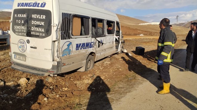 Hakkari'de minibüs ile kamyonetin çarpıştığı kazada 10 kişi yaralandı