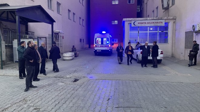 Hakkari'de minibüs şarampole devrildi, 4'ü öğretmen, 2'si öğrenci 11 kişi yaralandı