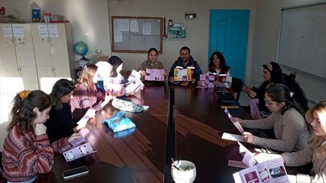 Hakkari'de öğretmenlere "Kadın Destek Uygulaması" anlatıldı