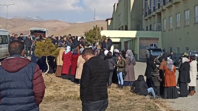 Hakkari'de şarampole devrilen kamyonetin sürücüsü öldü