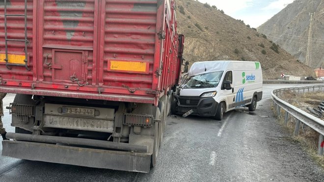 Hakkari'de tır ile minibüsün çarpıştığı kazada bir kişi yaralandı