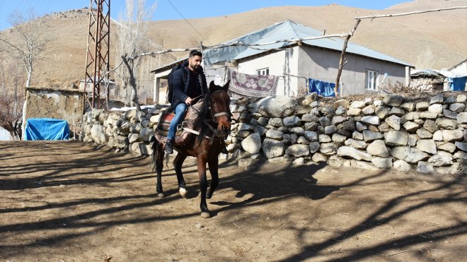 Hakkari'de ücretli öğretmen ders verdiği okulun bulunduğu köye atla gidiyor