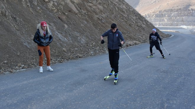 HAKKARİ - Eski milli kayakçı, doğup büyüdüğü ilçede kendisi gibi şampiyonlar yetiştiriyor1