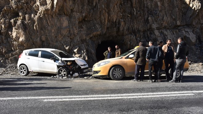 Van Hakkari Kaza: Hakkari'de iki aracın çarpıştığı kazada 7 kişi yaralandı