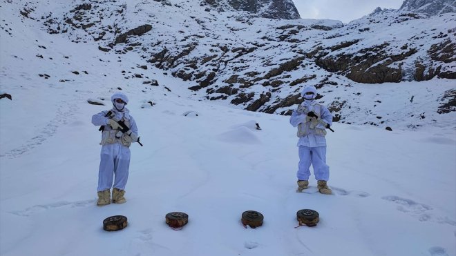 Hakkari kırsalında antitank mayınları ve el yapımı patlayıcılar ele geçirildi 1