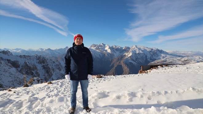Hakkari Valisi Akbıyık, karla kaplı 3 bin 200 rakımdaki üs bölgesini ziyaret etti