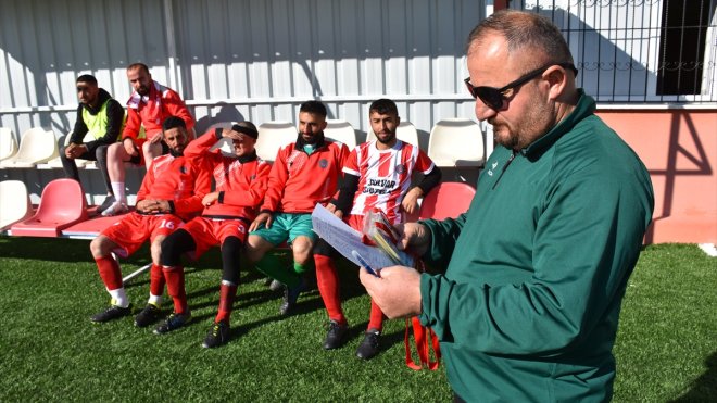 HAKKARİ - Yollarda kepçe operatörlüğü, yeşil sahada teknik direktörlük yapıyor1