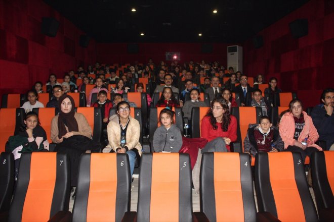 Hamurlu götürüldü çocuklar sinemaya 3