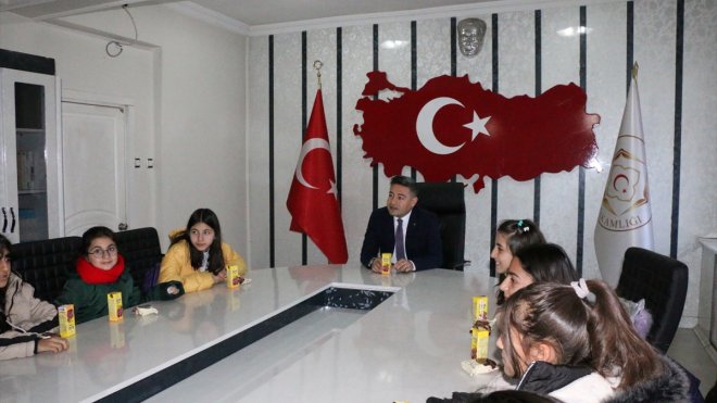 Hizan Kaymakamı Özçelik, öğrencileri kabul etti