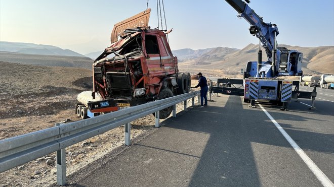 IĞDIR - Devrilen yakıt tankerinin sürücüsü öldü1