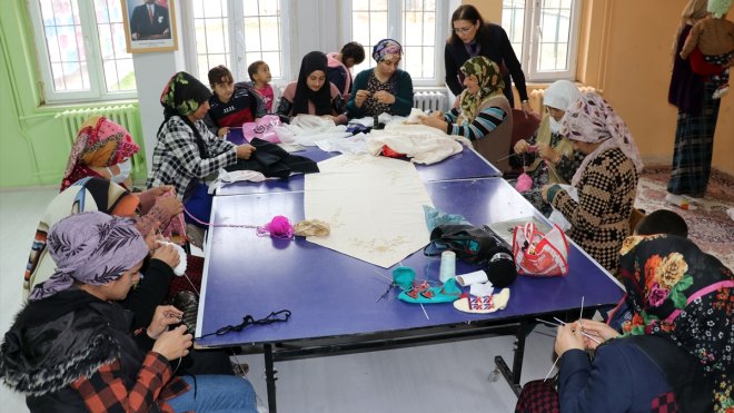 Kadınlar "köy yaşam merkezi"nde atıl kumaşları ürüne dönüştürüyor