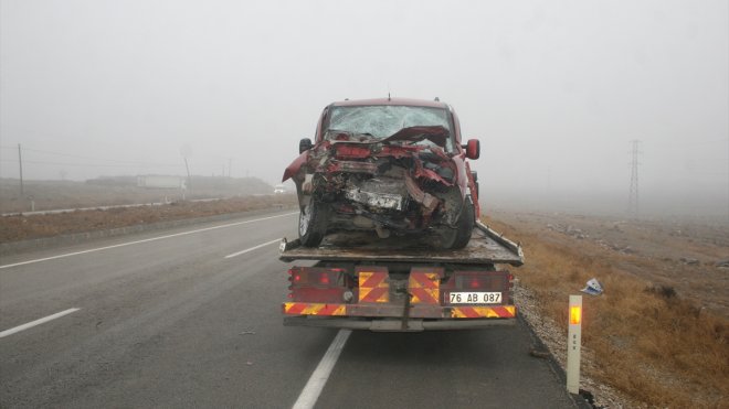 IĞDIR - Yakıt tankerine çarpan araçtaki 6 kişi yaralandı1