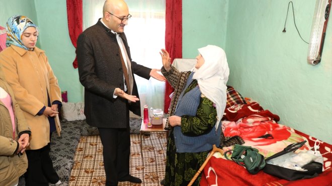 İpekyolu Kaymakamı Aydın hasta ve yaşlıları ziyaret etti