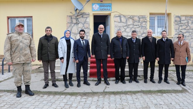 İpekyolu Kaymakamı Aydın, okullarda oluşturulan kütüphanelerde incelemelerde bulundu