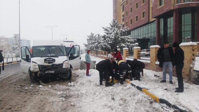 Kars'ta bahçe duvarına çarpan minibüsteki 2 kişi yaralandı