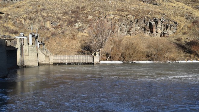 Kars'taki eski HES barajının yüzeyi buz tuttu