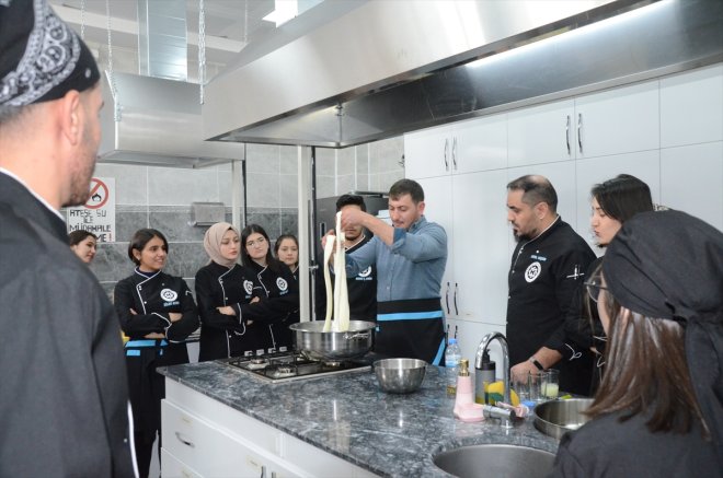 Geleceğin şefleri Kars peyniri yapımını ustasından öğreniyor