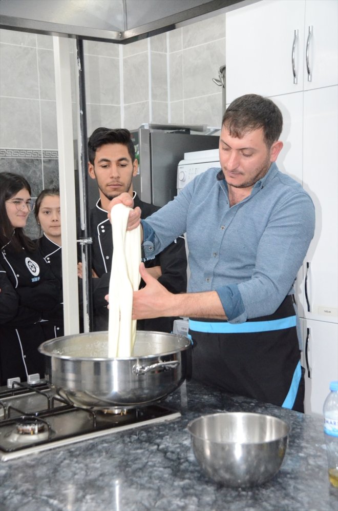 öğreniyor KARS Kars peyniri yapımını ustasından şefleri - Geleceğin 2
