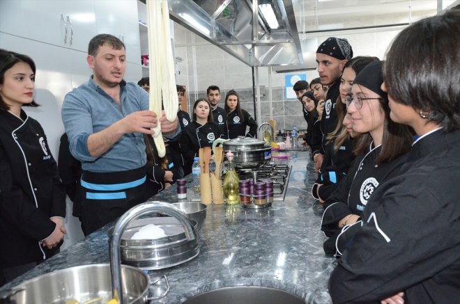 Geleceğin - peyniri yapımını öğreniyor ustasından şefleri KARS Kars 4