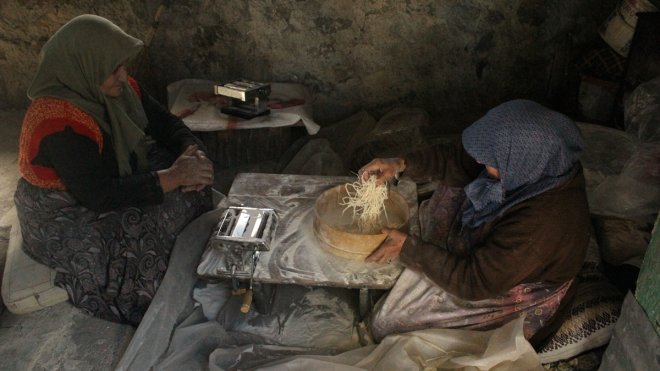 Kars'ta kadınların ürettikleri erişteler kış sofralarına lezzet katıyor