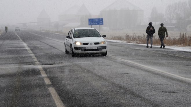 KARS - Kar ve sis ulaşımı aksatıyor1