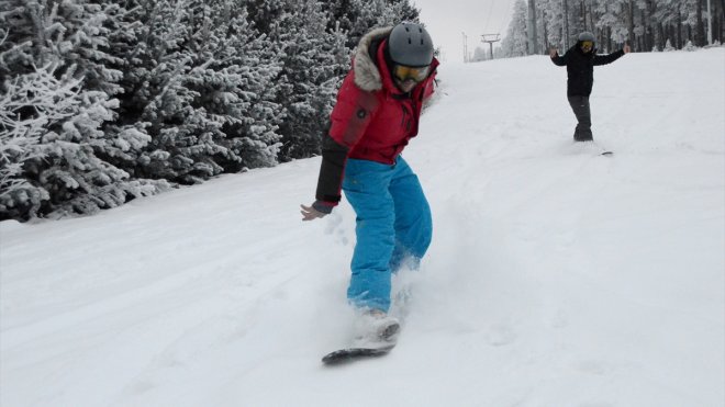 Snowboard tutkunları kar kalınlığının 20 santimetreye ulaştığı Cıbıltepe'de kayak yaptı