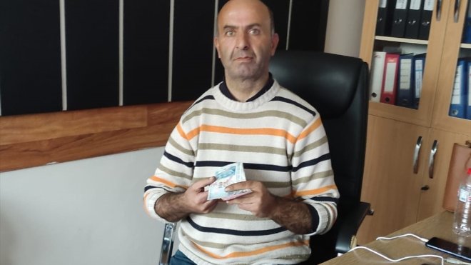 Kars'ta yolda 2 bin 700 lira bulan kadın, parayı sahibine ulaştırdı