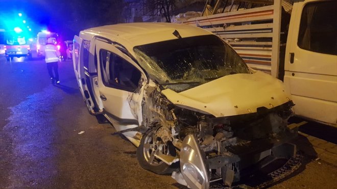 Malatya'da belediye otobüsü ile hafif ticari aracın çarpıştığı kazada 8 kişi yaralandı