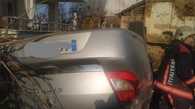 Malatya'da devrilen otomobildeki 2 kişi yaralandı