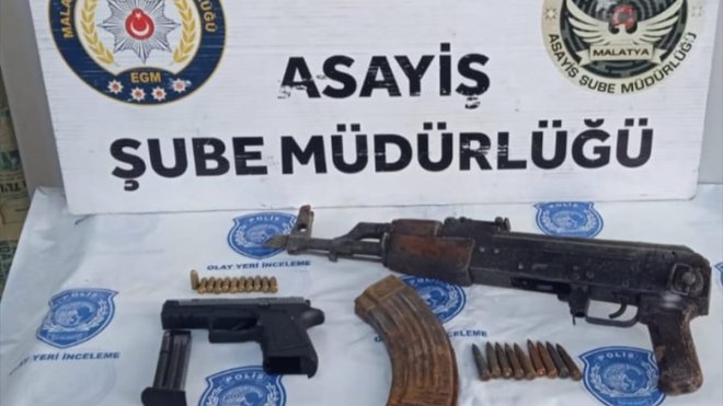 Malatya'da şüphe üzerine durdurulan araçlarda uzun namlulu silah ile tabanca ele geçirildi