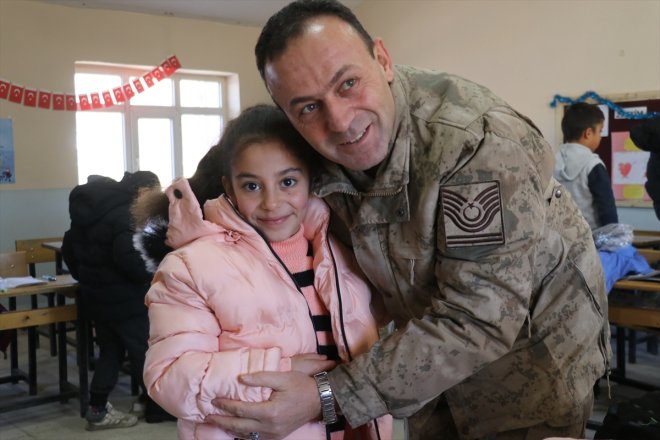 kıyafetlerle kışlık Mehmetçik Ağrı