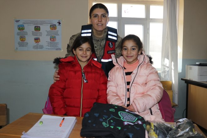 köy çocuklarını etti kışlık kıyafetlerle Ağrı
