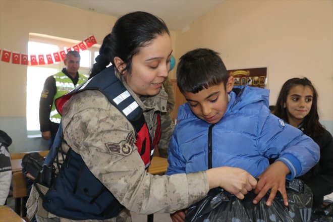 mutlu etti köy Mehmetçik çocuklarını kışlık kıyafetlerle Ağrı
