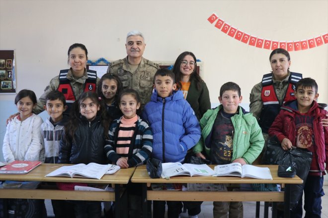 kıyafetlerle kışlık çocuklarını Ağrı