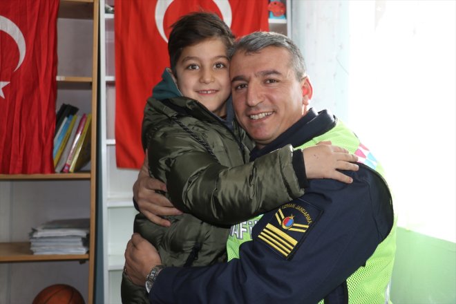 köy çocuklarını etti Ağrı